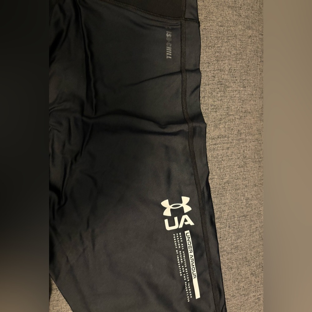 2x1 Under Armour black large leggings.